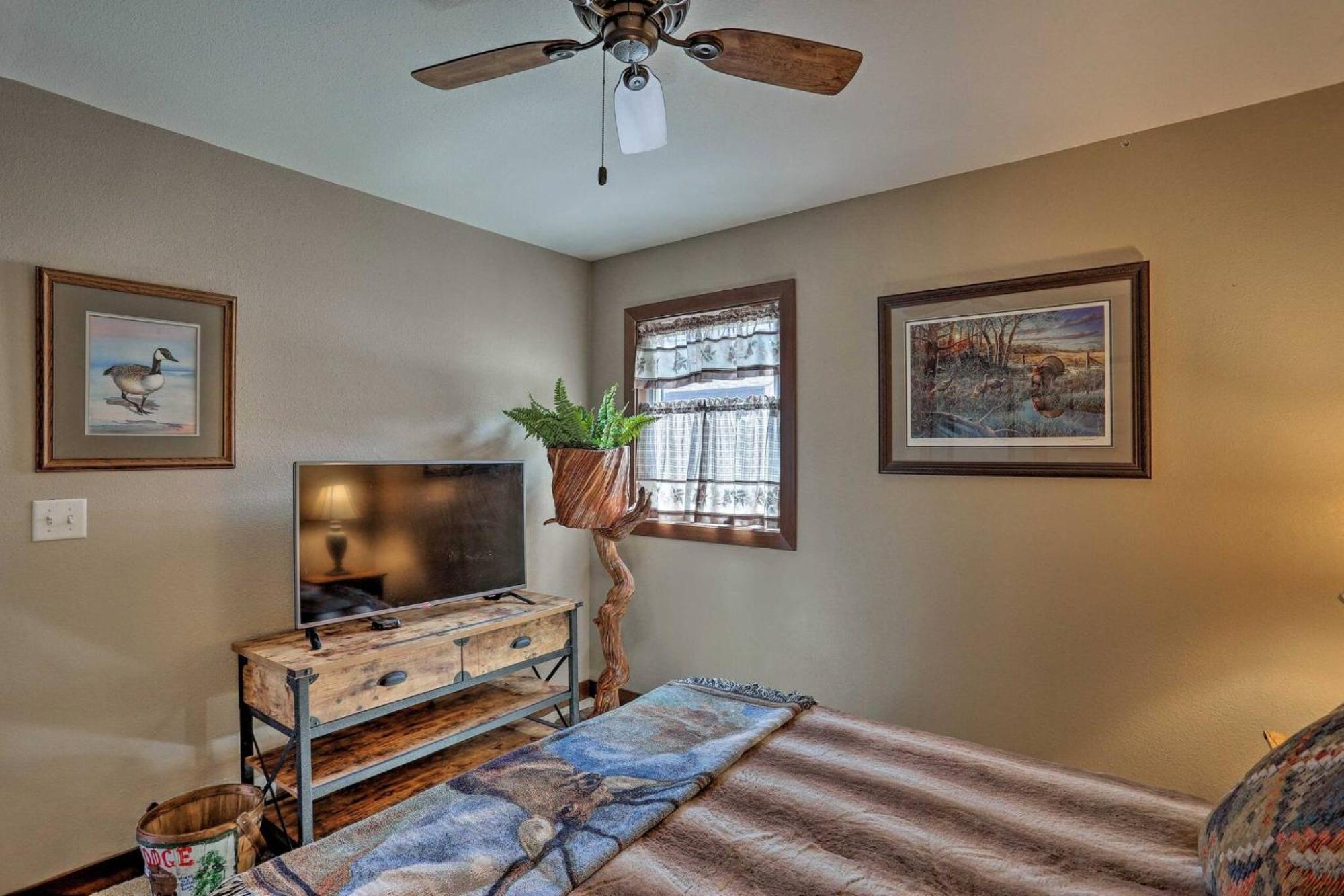 Cozy Custer Cottage W Deck: Walk To Shops Food Extérieur photo