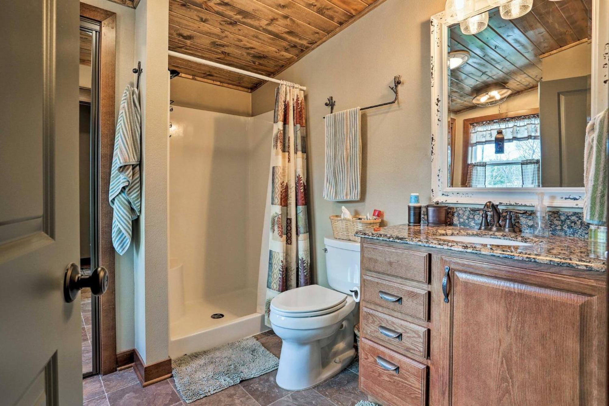 Cozy Custer Cottage W Deck: Walk To Shops Food Extérieur photo